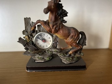 Zegarek z figurką konia w bardzo dobrym stanie
