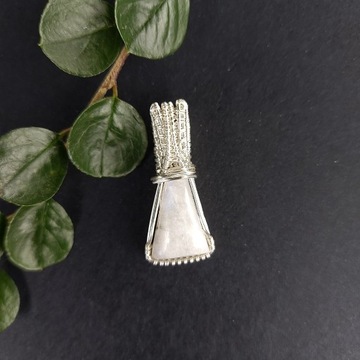 Wisiorek z kamieniem księżycowym wire wrapping