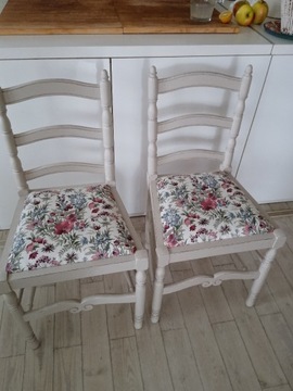 Dwa krzesła drewniane w kolorze beżowym