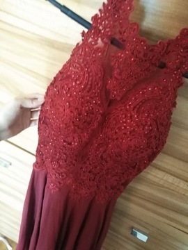 Długa czerwona sukienka ze zdobieniami
