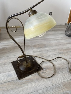 Lampa stołowa ze szklanym kloszem
