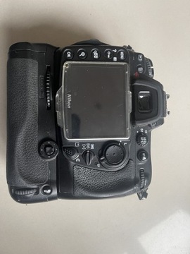 Nikon D300 plus MB-D10