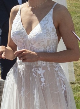 Wygodna suknia ślubna z trenem i francuską koronką