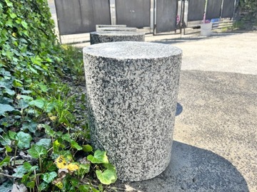 Granit kamien stupek parkingowy opornik 