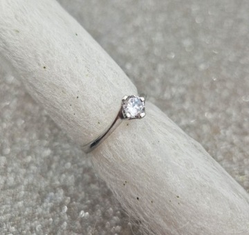 Piękny srebrny pierścionek z cyrkonią 2,25g P925