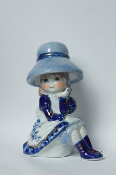 figurka ceramiczna Dziewczynka w kapeluszu