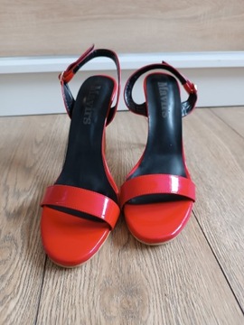 Czerwone lakierowane sandały na szpilce 