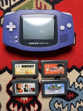 Gameboy Advance plus 4 gry