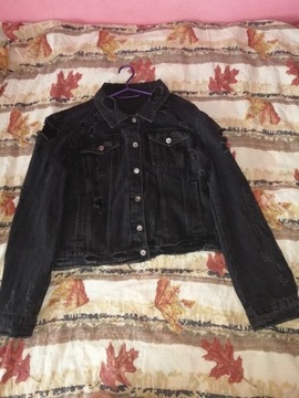 Czarna krótka kurtka jeansowa z przetarciami 