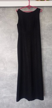 Elegancka czarna sukienka w zestawie szal