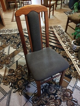 Krzesła drewniane z czarnym obszyciem