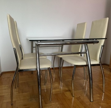 Stół z kompletem krzeseł do salonu
