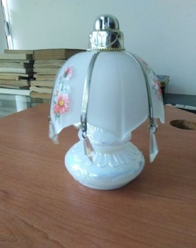 Stary atomizer w kształcie lampki 