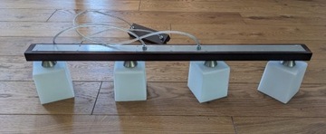 Długa lampa drewniana nad stół