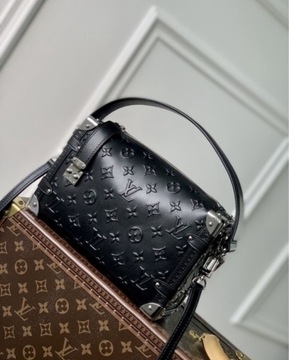 Czarna torebka firmy Louis Vuitton