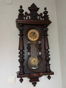 Stary zegar ścienny typu "ósemka", po renowacji. 