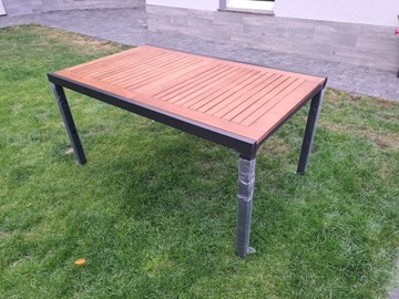 Stół ogrodowy drewniany.