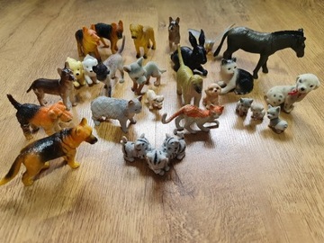 28 figurek zwierząt; zestaw różnych psów i kotów