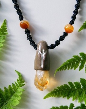 Amulet z runą Algiz z kamieni naturalnych
