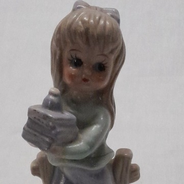 Porcelanowa figurka dziewczynka z prezentem