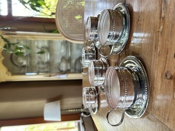 Koszyczki metalowe do szklanek srebrne z podstawką