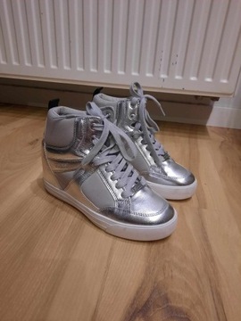 GUESS Sneakersy na platformie koturnie trampki koturn buty sportowe srebrne