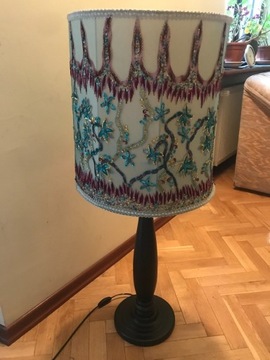 lampa stojąca z pięknym egzotycznym kloszem