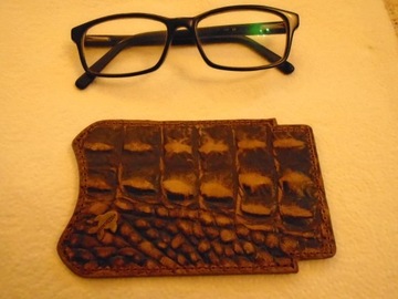 Płaskie skórzane etui na okulary