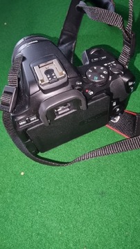 Canon EOS 250D korpus + obiektyw 18-55 DC III