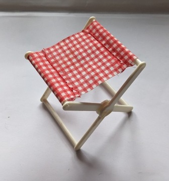 Rozkładane krzesełko dla lalek czerwona kratka