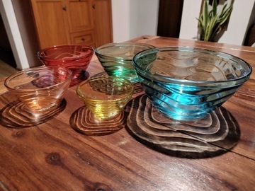 Zestaw pięciu kolorowych szklanych misek