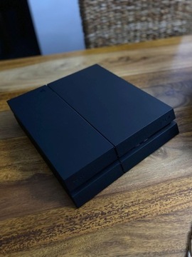 Praktycznie nowe PS4 z dwoma kontrolerami i grami