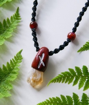Amulet z runą Naudiz z kamieni naturalnych