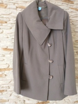 Elegancki krótki płaszcz- kurtka prosto po czyszcz