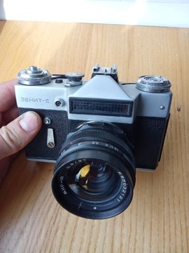 analogowy aparat fotograficzny zenit E obiektywem Mir 1b F2.8 37mm