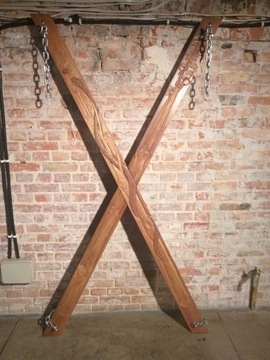 Krzyż BDSM - rzeźbiony krzyż - spanking