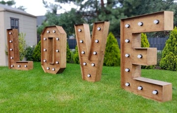 Drewniany napis LOVE w stylu rustykalnym