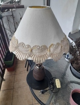 Lampka stołową zdobiona z kloszem 
