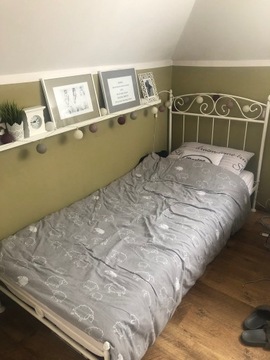 łóżko ze stelażem 