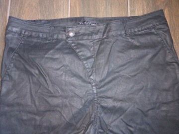 Włoskie czarne woskowane spodnie  Rozm 29