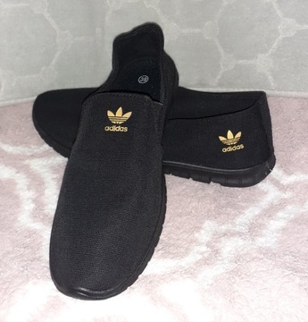 Buty damskie ze złotym logo Adidasa.