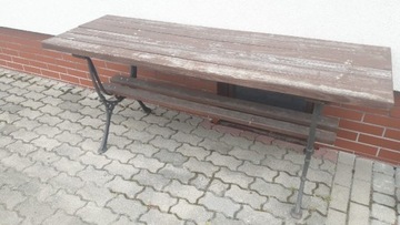 Stół ogrodowy z ławkami.