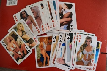 Dwie talie kart z motywami erotyki.