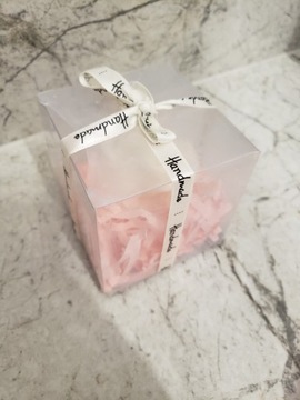 Świeczka róża zapakowana w prezent waniliowa
