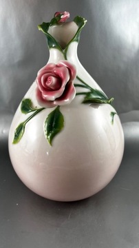 Wazon porcelanowy z róża 