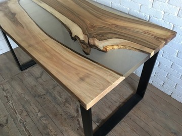 Stół z drewna orzechowego z transparentną żywicą 