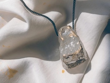 amulet z kryształem górskim