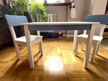 Drewniany stolik z dwoma krzesłami