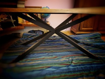 Stół dębowy loftowy żywicowany z metalową nogą