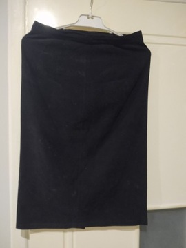 Klasyczna czarna spódnica z veluru, z rozporkiem 